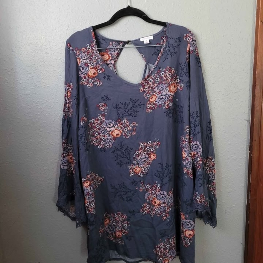 Xhilaration Womens size Medium Gray Floral Boho Bell Sleeve Dress